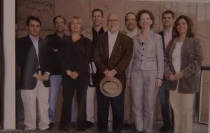 O embaixador José Alfredo Graça Lima, no centro da imagem, posa para foto ao lado do corpo de diplomatas que trabalhava na missão brasileira junto a União Europeia, em Bruxelas. A foto foi feita por ocasião do fim da missão de Graça Lima como representante permanente do Brasil junto à União Europeia.